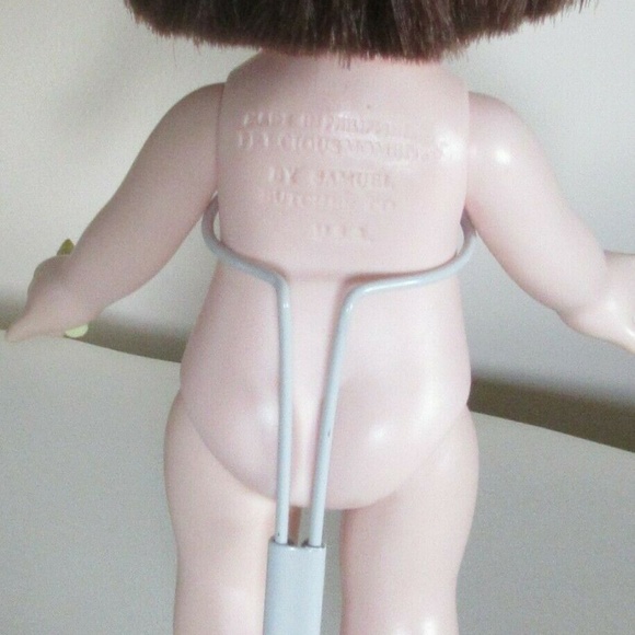 Precious moments doll on stand 1994 Holding a cray - Picture 9 of 9